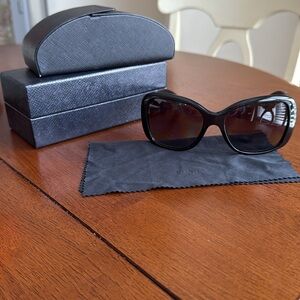 Black Oversized Cat-Eye Sunglasses with Gradient Lenses